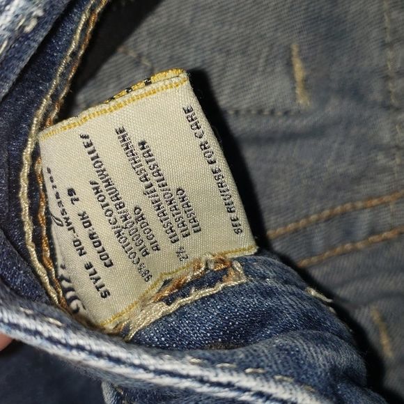 EUC Miss Me Beautiful Embroidery Emblishment Jeans - Picture 6 of 9